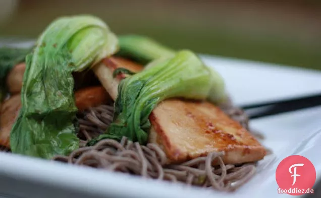 Soba-Nudeln Mit Tofu Und Bok Choy