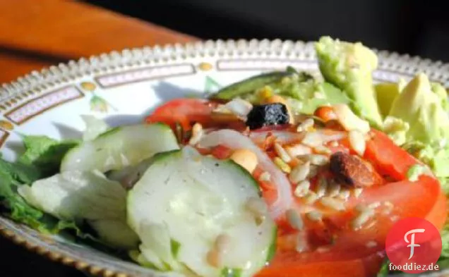 Tomaten-Avocado-Salat mit einem Estragon-Walnuss-Nieselregen