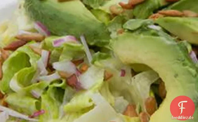 Salat, Avocado und Sonnenblumenkerne-Salat