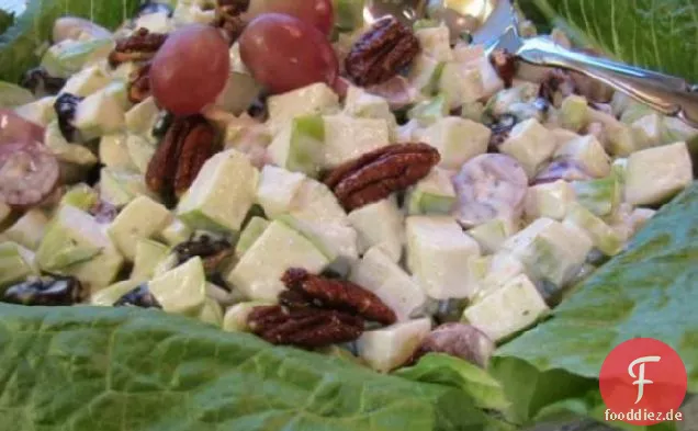 Waldorfsalat mit herben Kirschen, Trauben und kandierten Pekannüssen