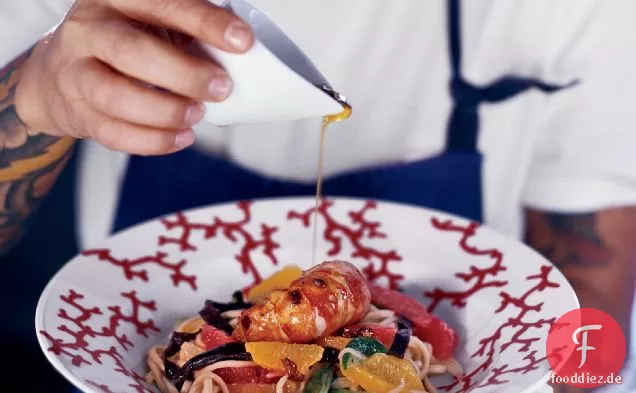 Hummer mit Udon-Nudeln, Bok Choy und Zitrusfrüchten