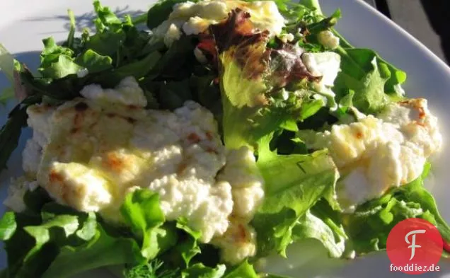 Spanische Tapas - Gegrillter Ziegenkäse auf Salatbett