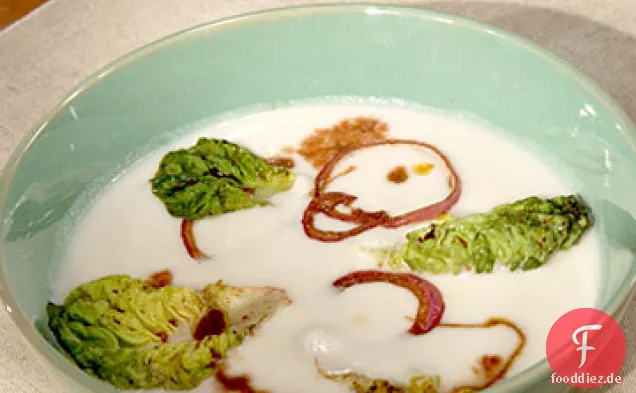 Blumenkohlsuppe mit Balsamico-Zwiebeln und welkem Salat