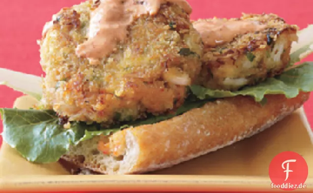 Krabbenburger mit offenem Gesicht mit Paprika-Dressing