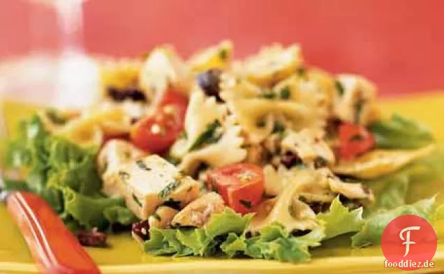 Hähnchen-Farfalle-Salat mit Walnuss-Pesto
