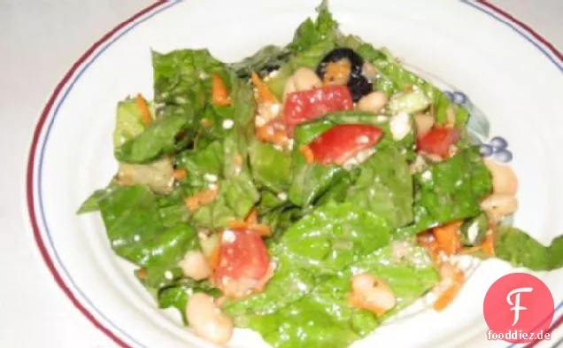 Großer fetter griechischer Salat mit weißen Bohnen, Kalamata-Oliven und Feta