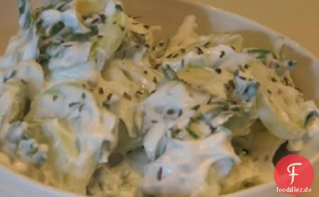 Joghurt-, Gurken- und Salatsalat