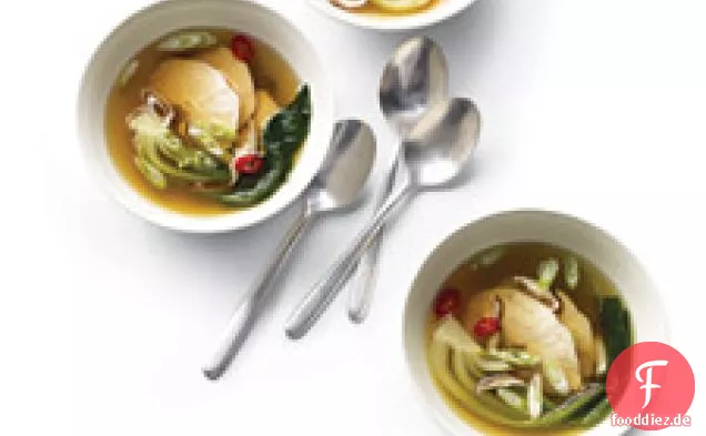 Pochiertes Huhn mit Bok Choy in Ingwerbrühe