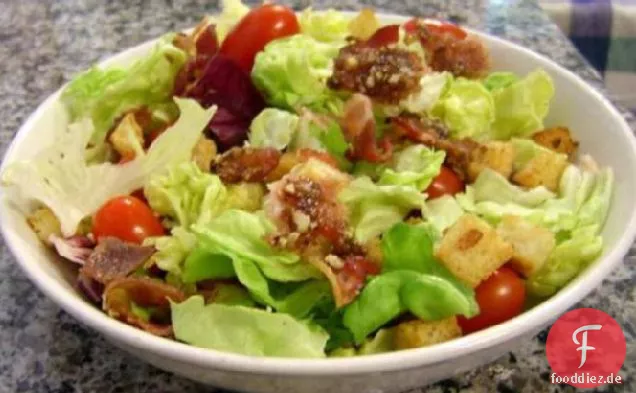 BLT Salat mit Knoblauchcroutons
