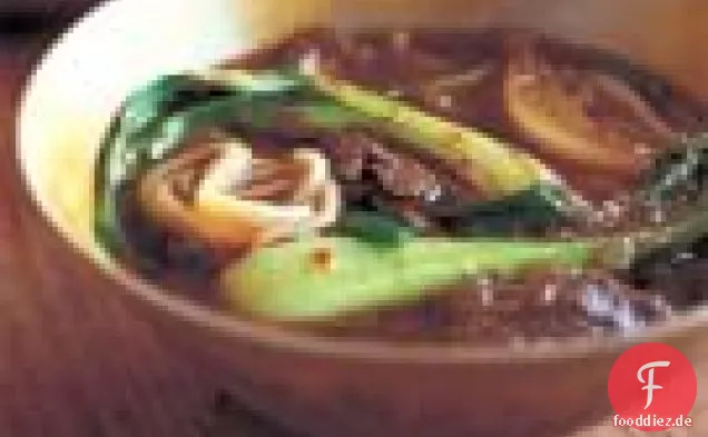 Baby Bok Choy und Rindfleisch Nudelsuppe mit warmen Gewürzen