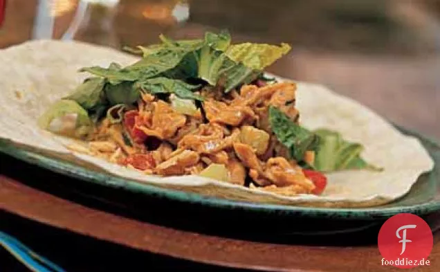 Ingwer-Erdnuss Huhn-Salat Wraps