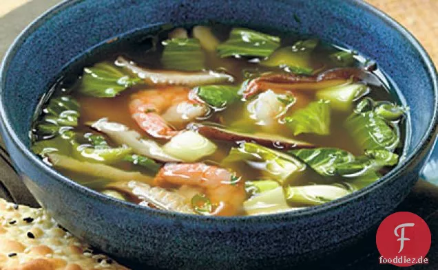 Orientalische Suppe mit Pilzen, Bok Choy und Garnelen