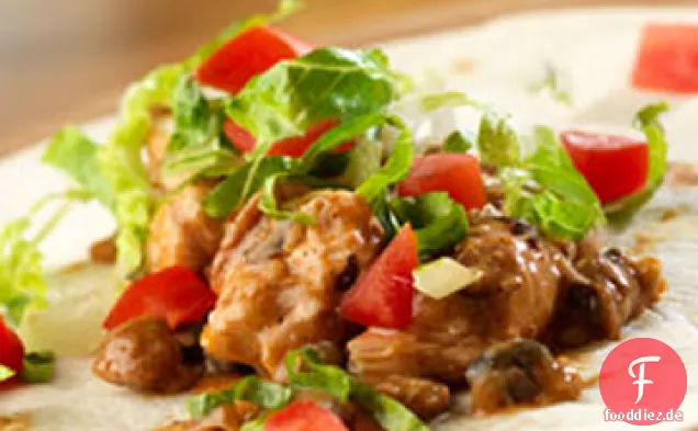 Langsam gekochtes Huhn und Bohnen Burritos