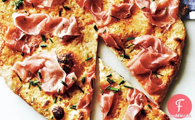 Prosciutto Pizza mit spritziger weißer Sauce