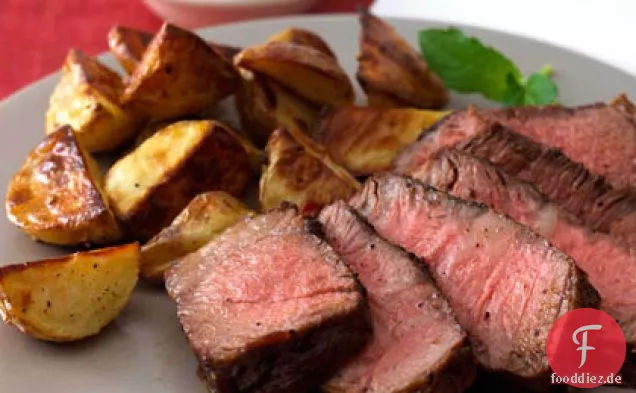 Pfeffer-verkrustetes Steak mit Senf-Minz-Sauce