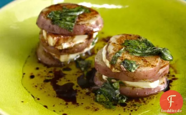 Gegrillte Kartoffeln und Ziegenkäse Napoleon mit Balsamico-Basilikum-Vinaigrette