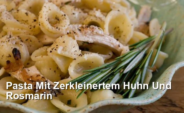 Pasta Mit Zerkleinertem Huhn Und Rosmarin