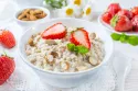 Wie man Porridge mit Kokosmilch macht
