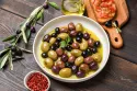 Oliven: Die kleine, salzige Frucht, die hell leuchtet