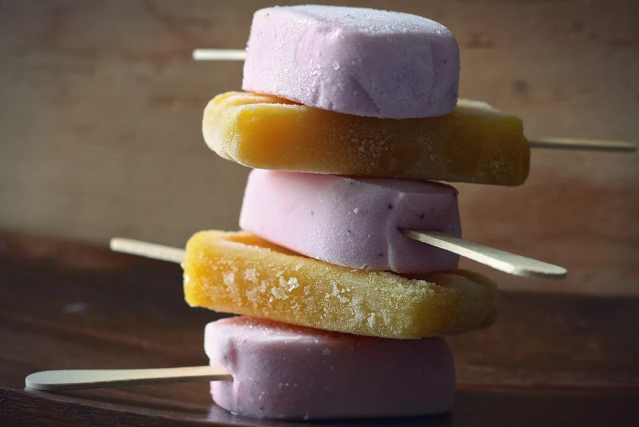 Zu Hause köstliche Frozen Pops zubereiten