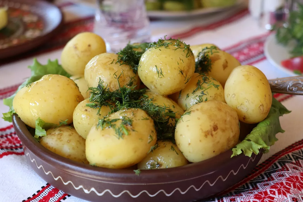 Abendessen mit Schweinefleisch und Kartoffeln
